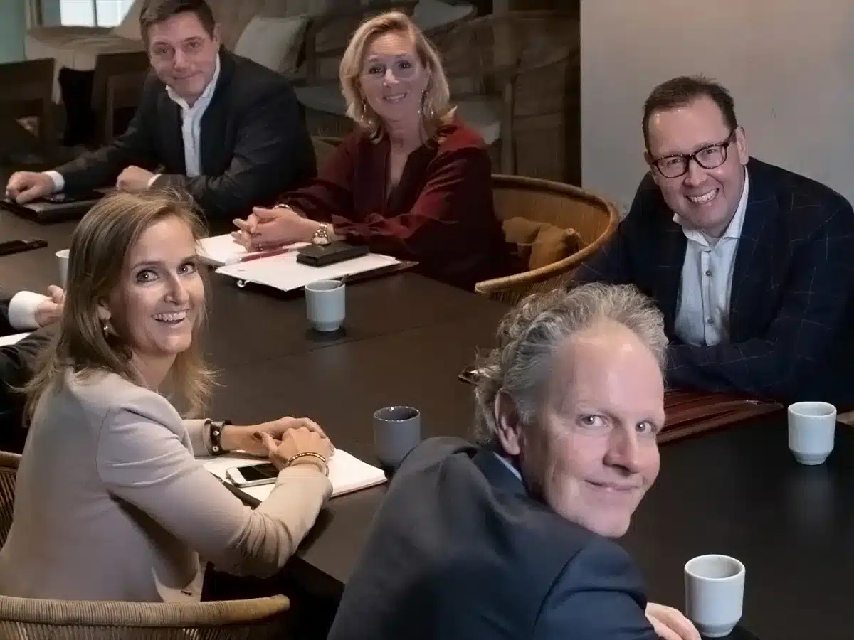 De consultants van ES - Partners in Search tijdens een werksessie
