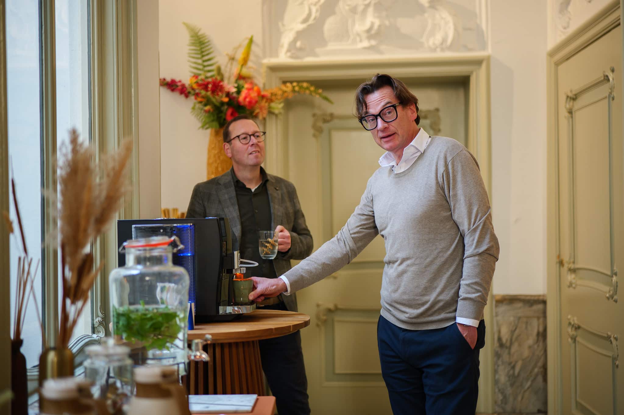 Koffie en gemberthee drinken