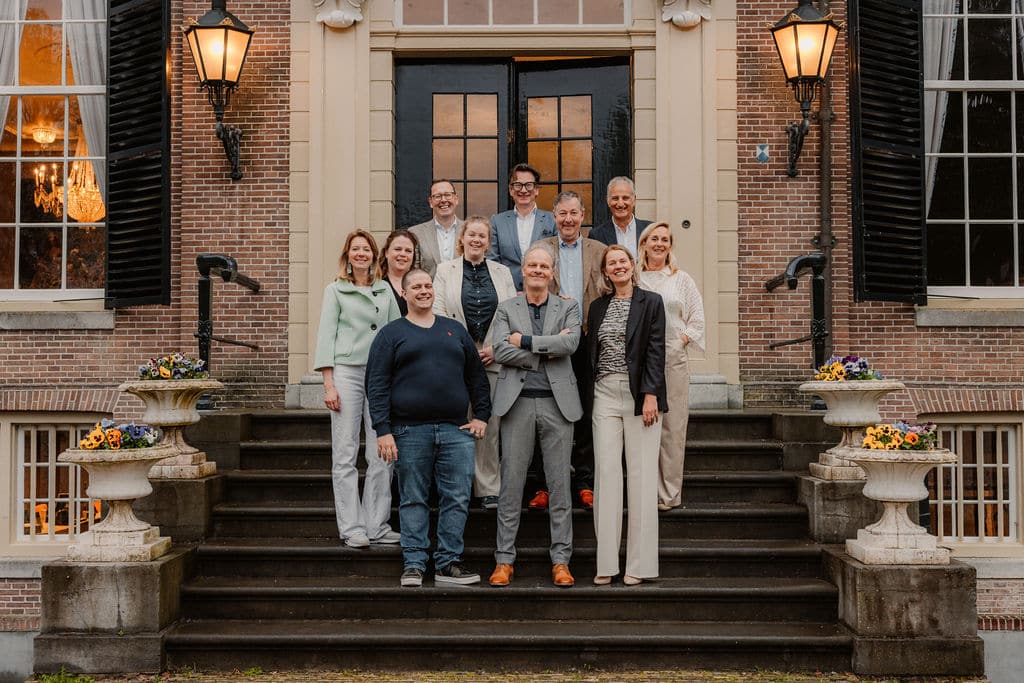 Team ES - Partners in Search: groepsfoto voor kantoor