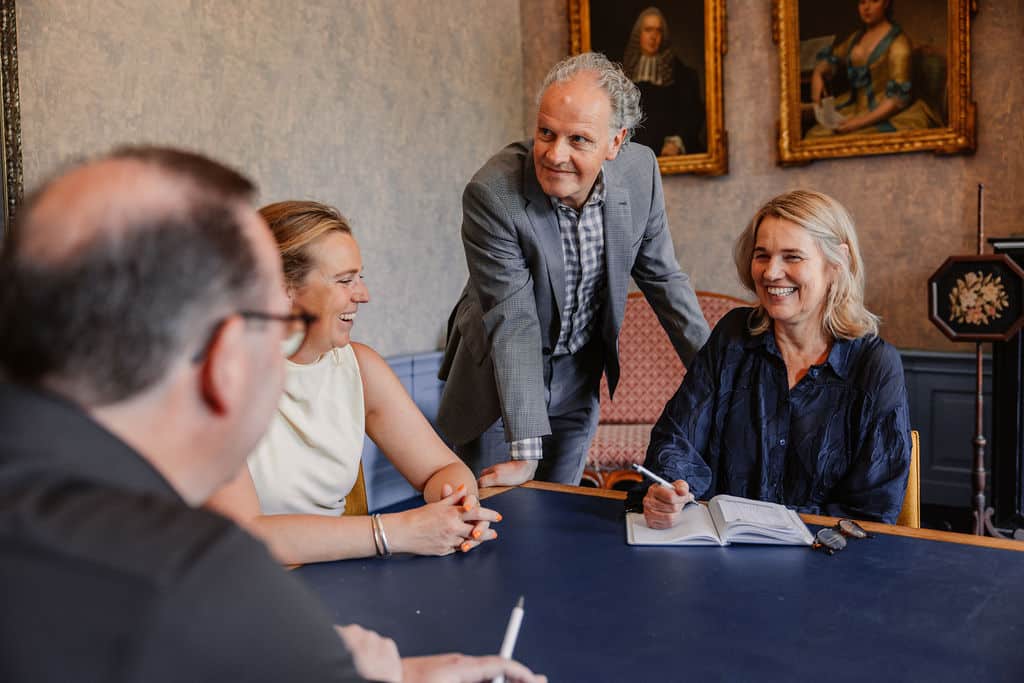 Vier personen in team overleg.