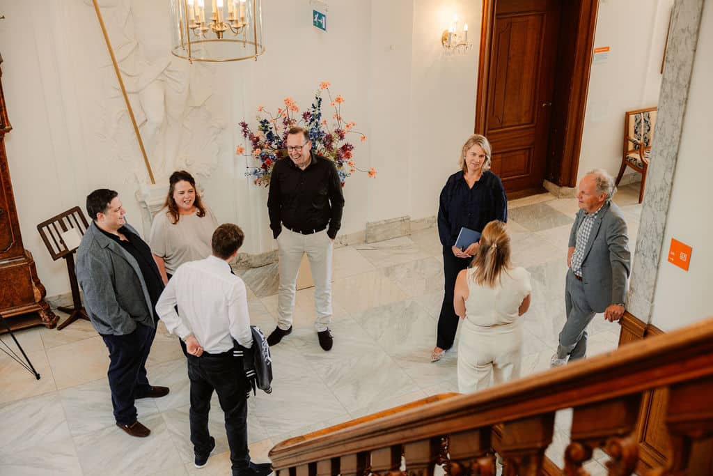 ES - Partners in Search meeting in de hal met opdrachtgevers